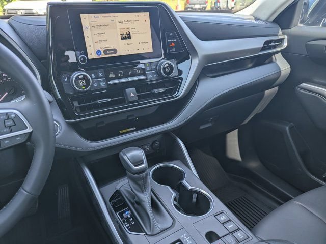 Used 2023 Toyota Highlander XLE AWD/4WD image 25