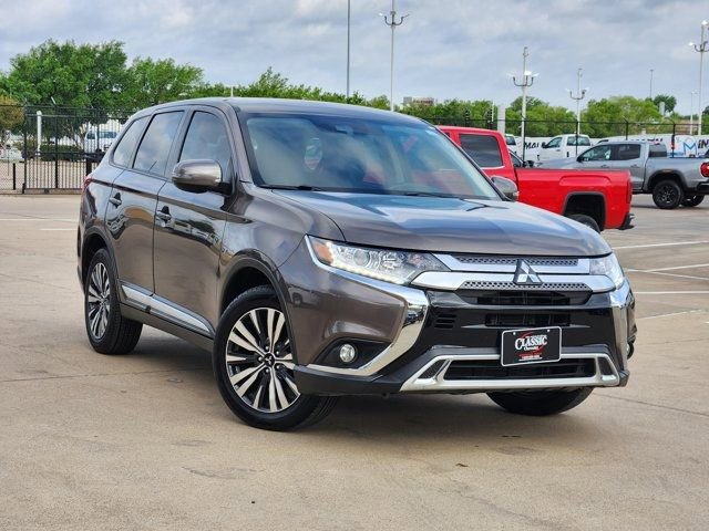 Used 2020 Mitsubishi Outlander SE image 2