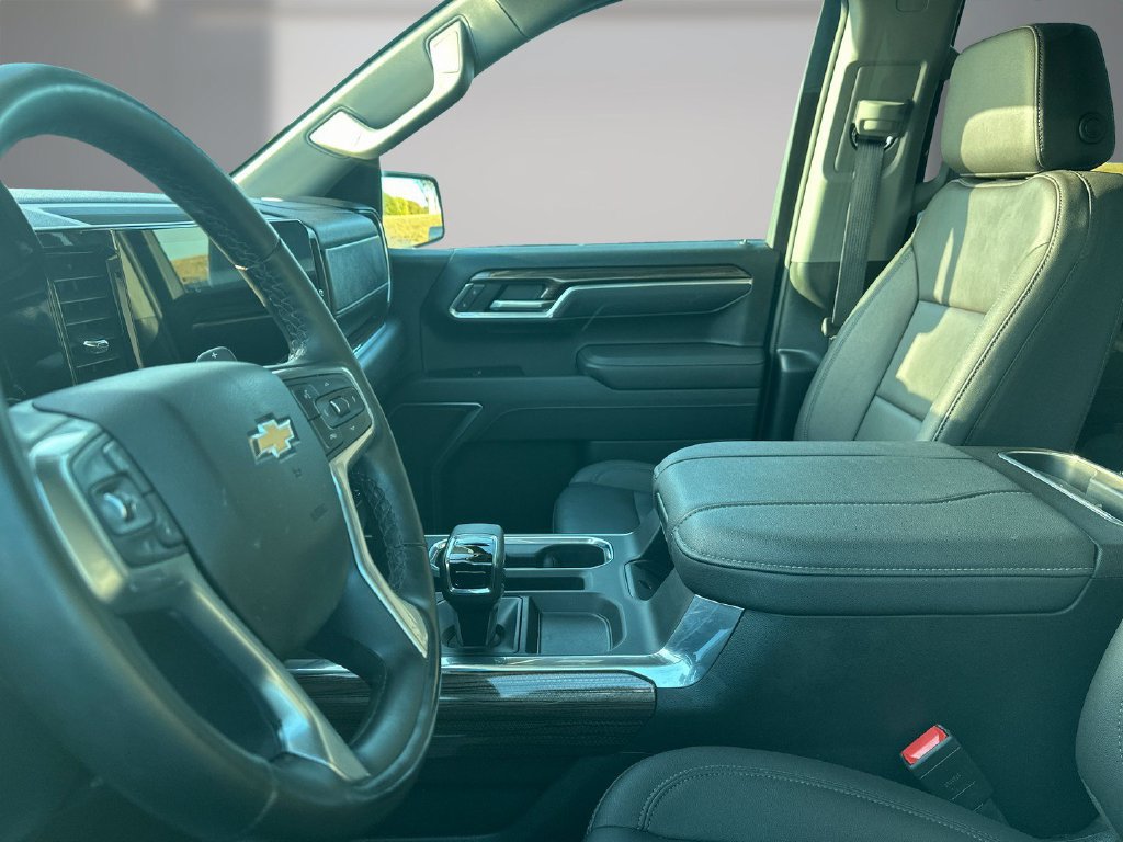 Used 2025 Chevrolet Silverado 1500 LT AWD/4WD image 5