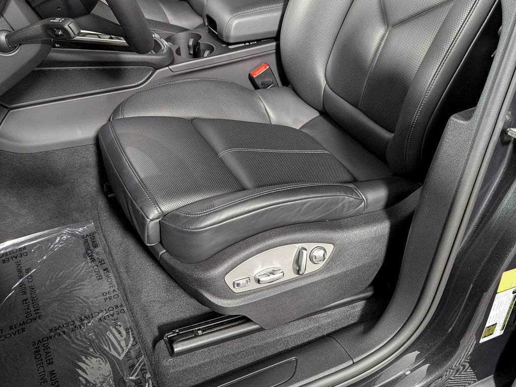 Used 2025 Porsche Macan AWD/4WD image 17