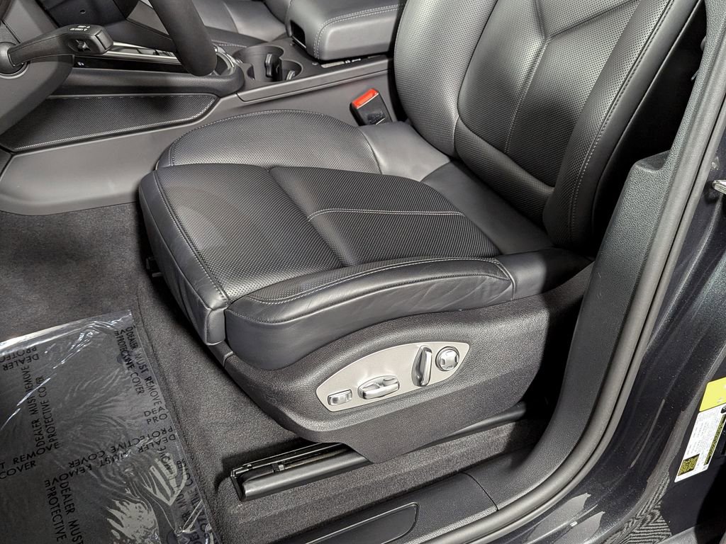 Used 2025 Porsche Macan AWD/4WD image 17