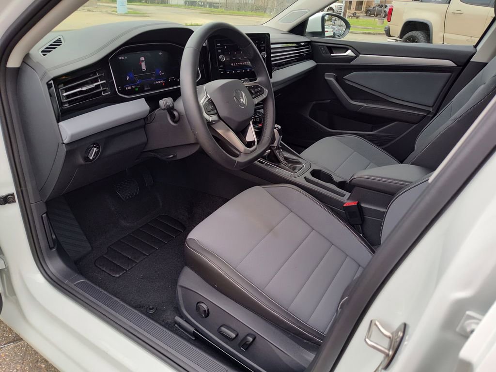 Used 2025 Volkswagen Jetta SE w/ Black Wheel Package image 2