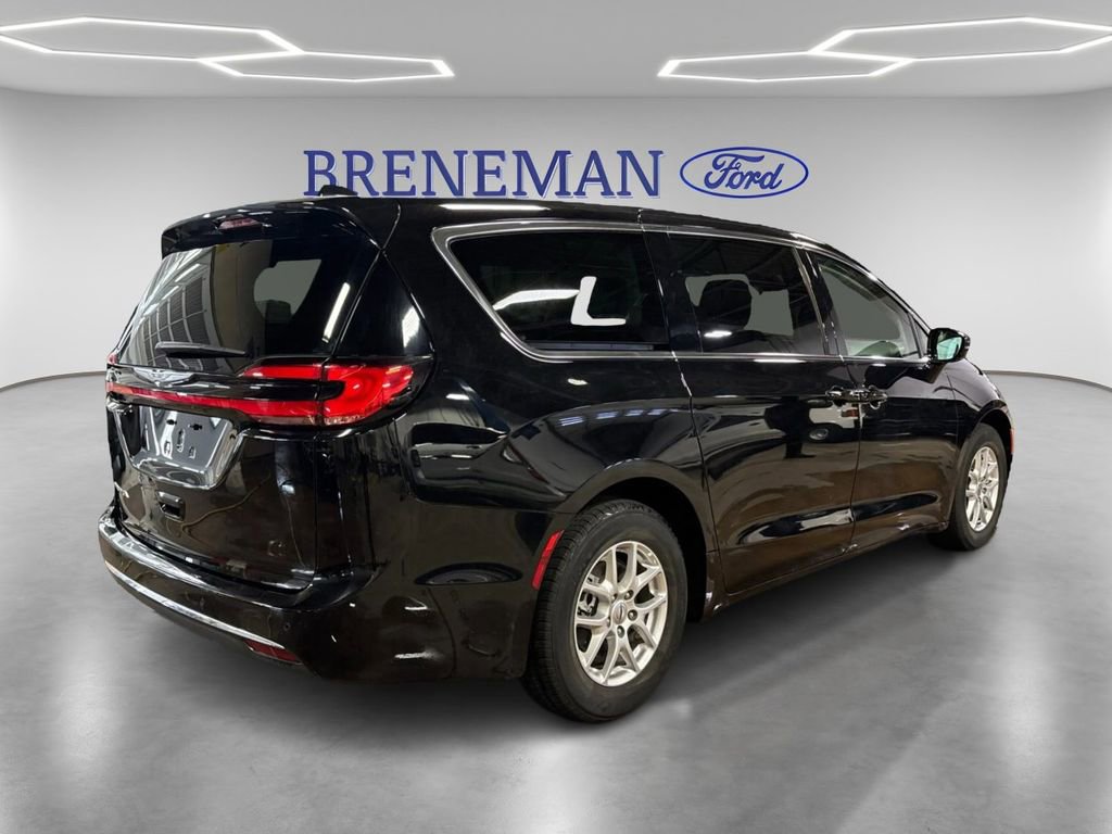 Used 2024 Chrysler Pacifica Touring-L image 5