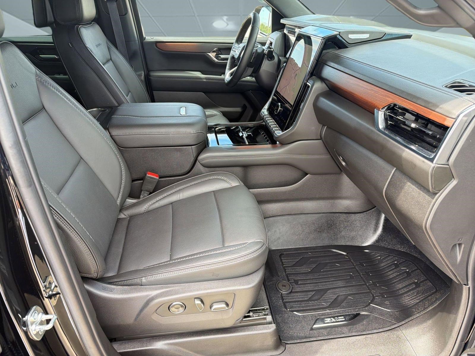 Used 2025 GMC Yukon Denali w/ Denali Reserve Package image 31