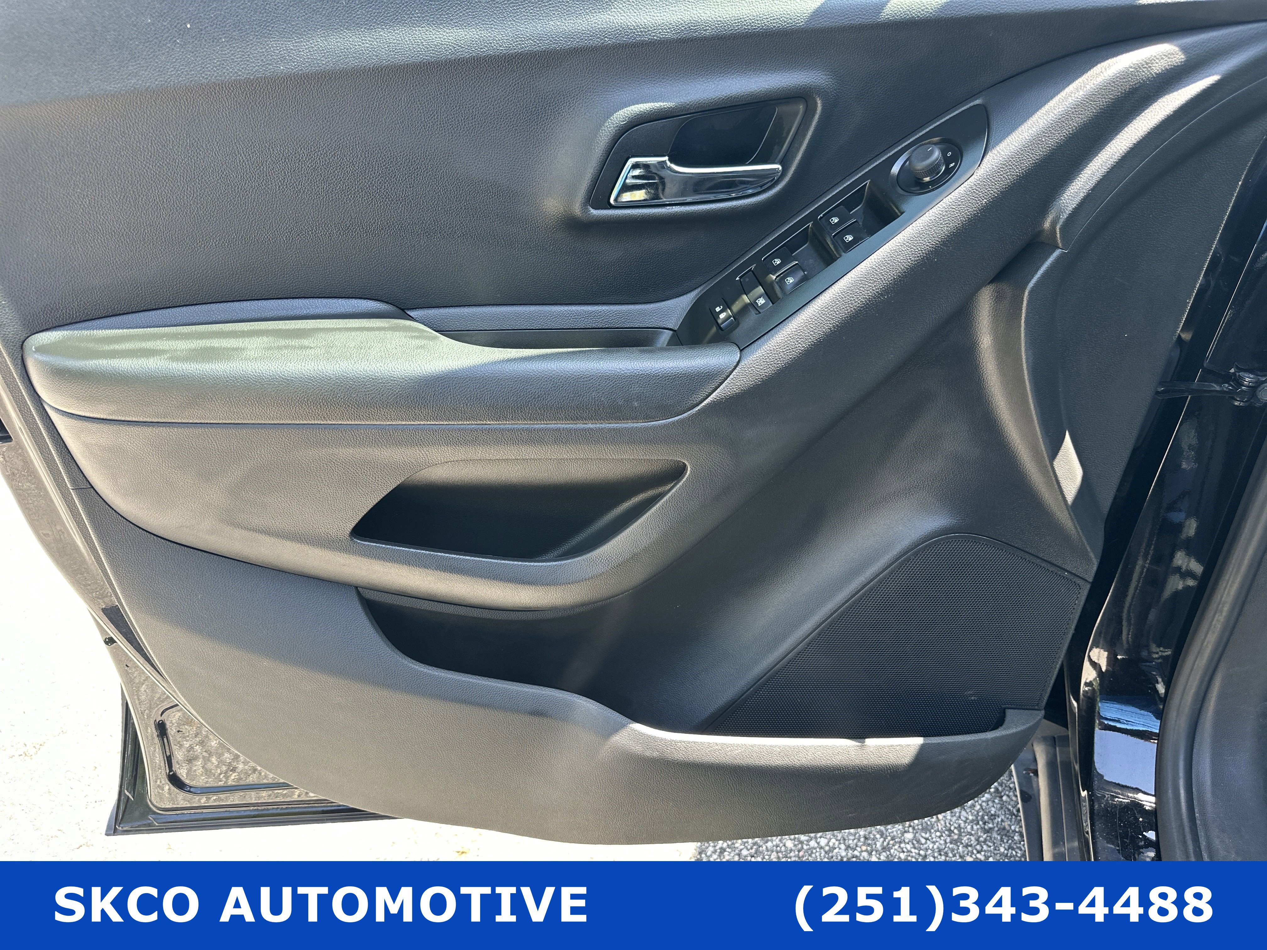 Used 2022 Chevrolet Trax LT w/ LT Convenience Package image 12