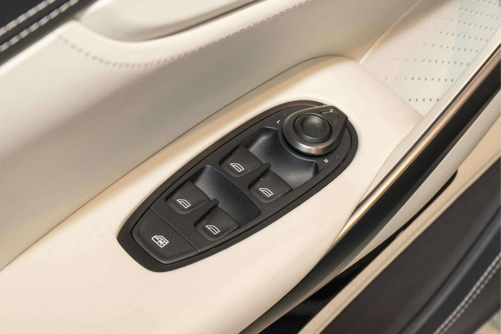 Used 2024 Aston Martin DBX AWD/4WD image 23