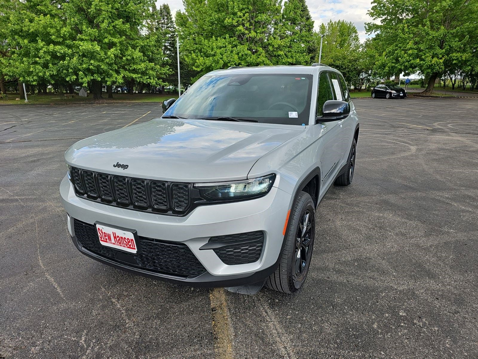 Used 2024 Jeep Grand Cherokee Altitude AWD/4WD image 2