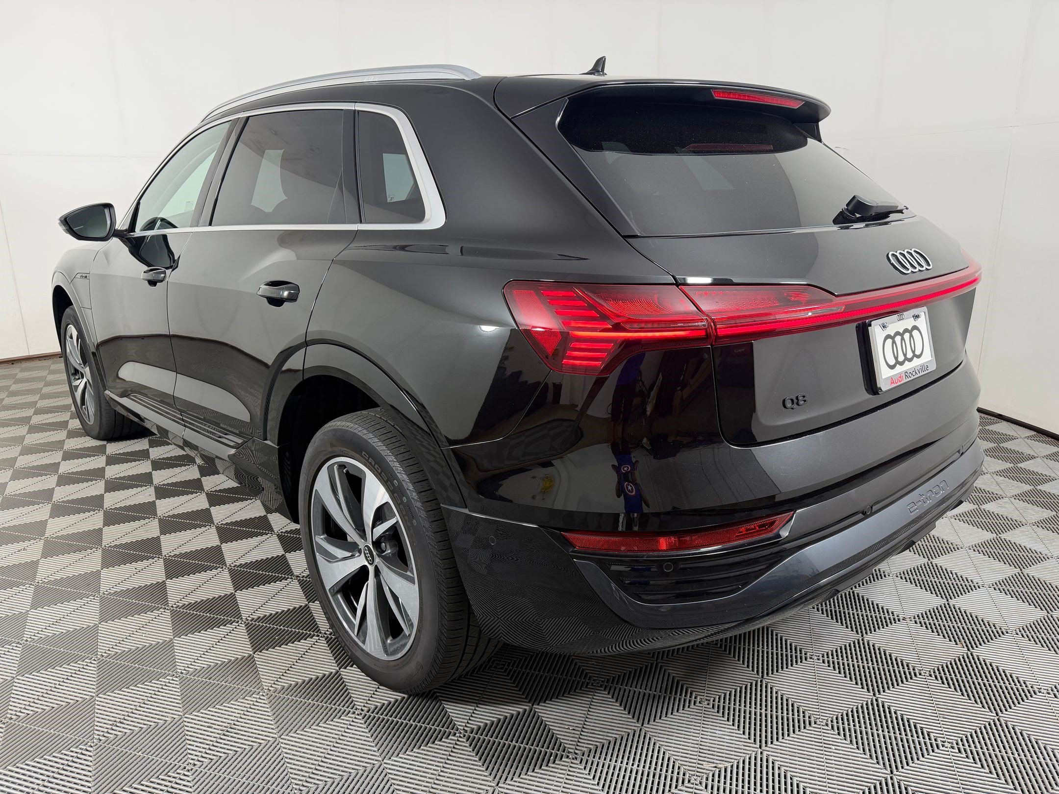 Certified 2024 Audi Q8 e-tron Premium Plus w/ Premium Plus Package AWD/4WD image 3