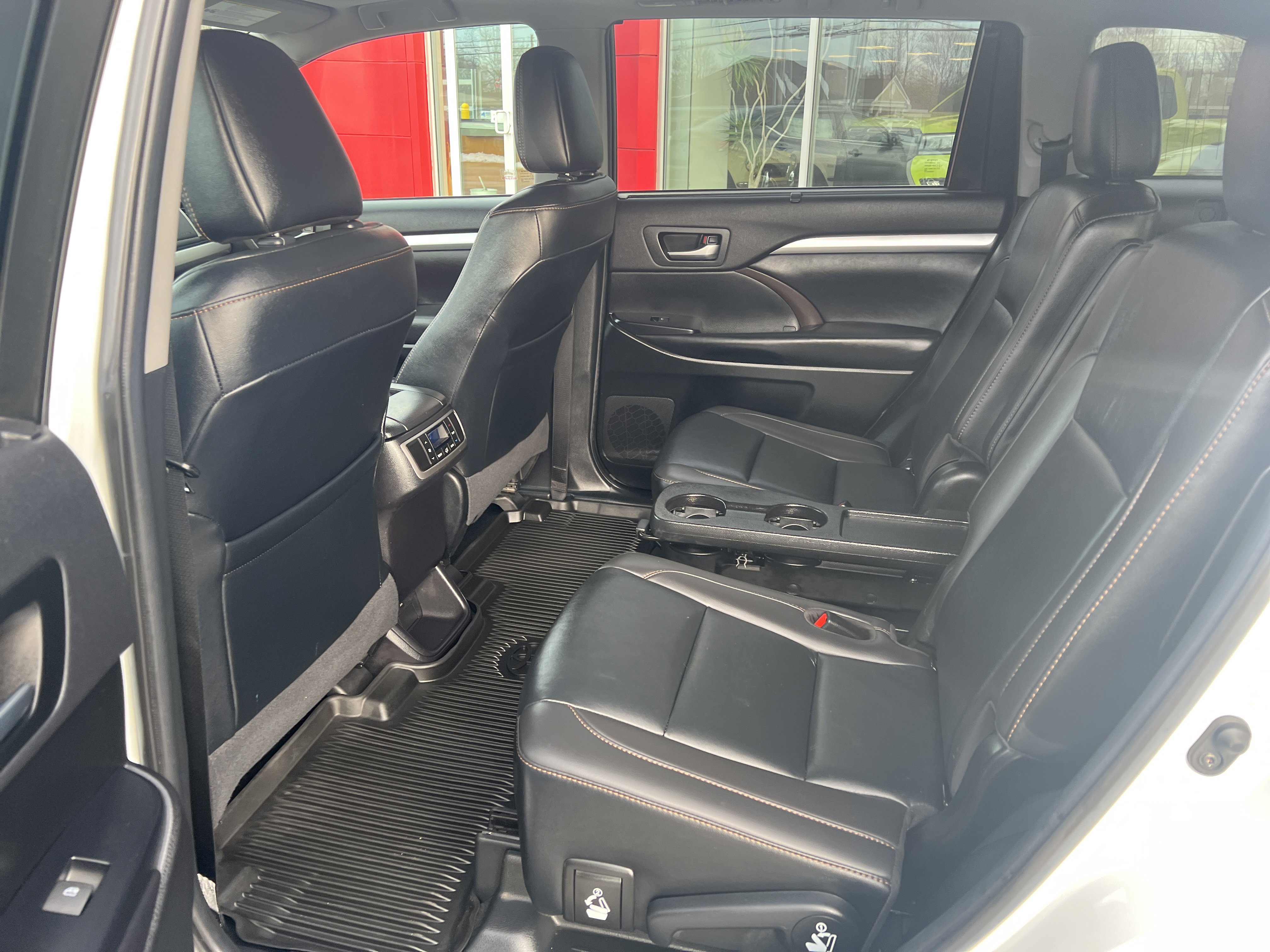 Used 2019 Toyota Highlander XLE image 7