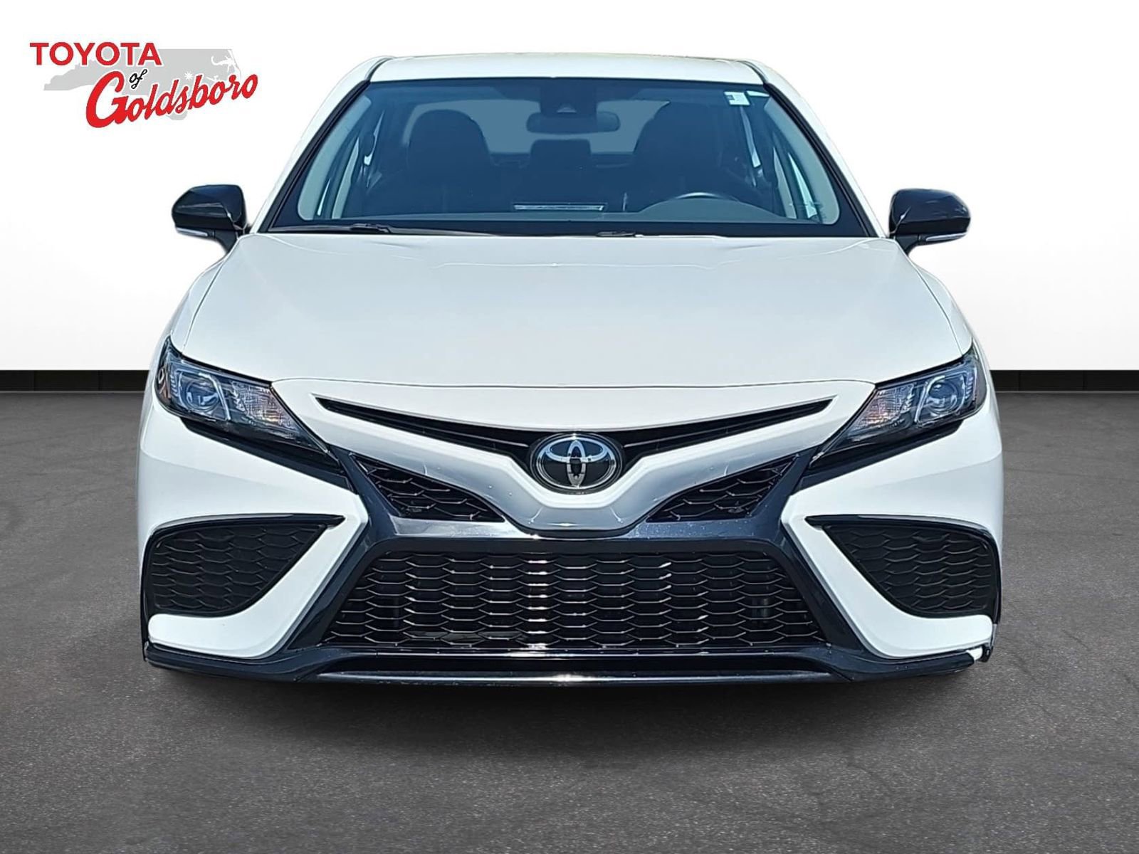 Used 2022 Toyota Camry SE image 2
