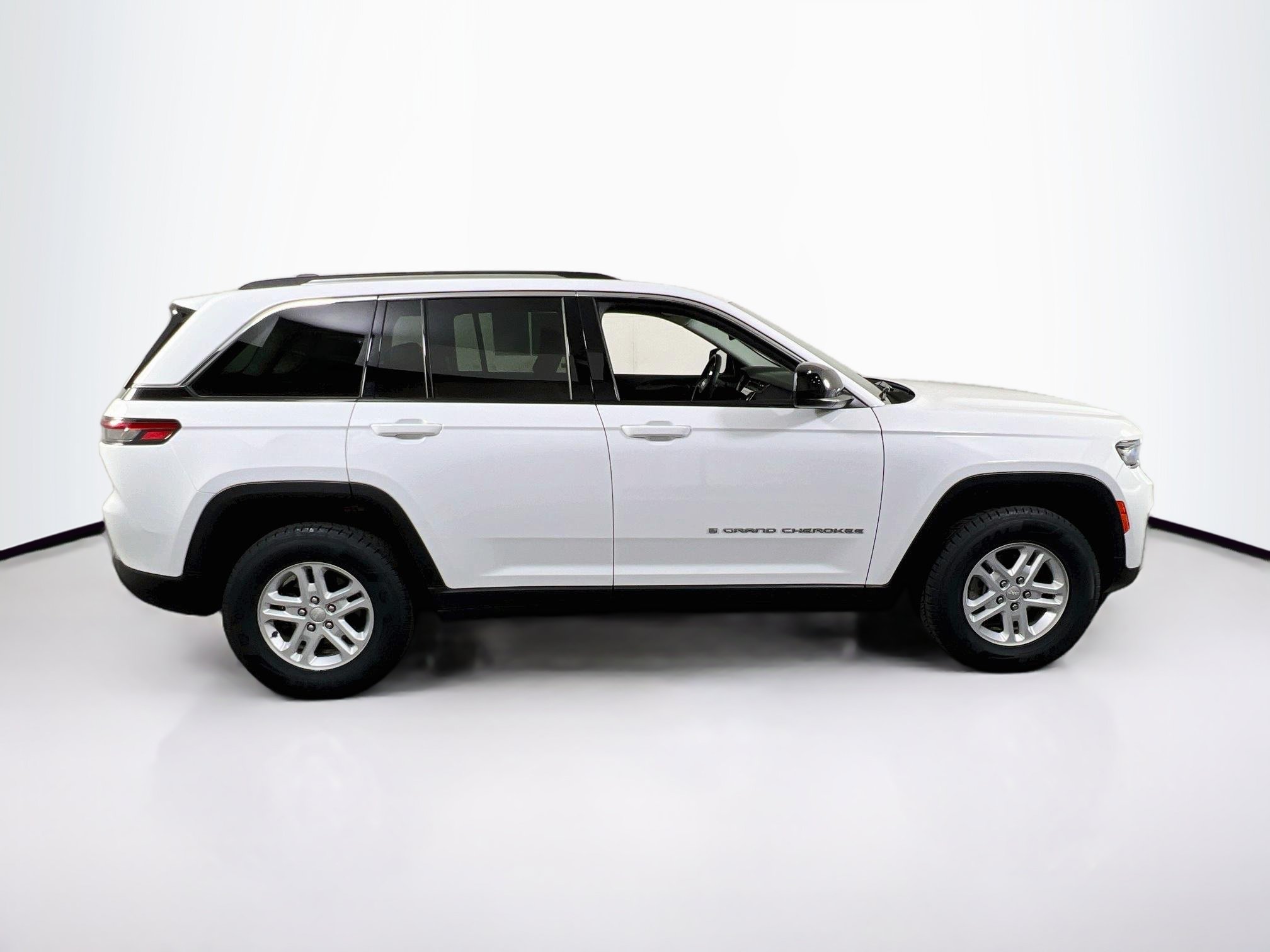 Used 2023 Jeep Grand Cherokee Laredo w/ Luxury Tech Group I AWD/4WD image 4