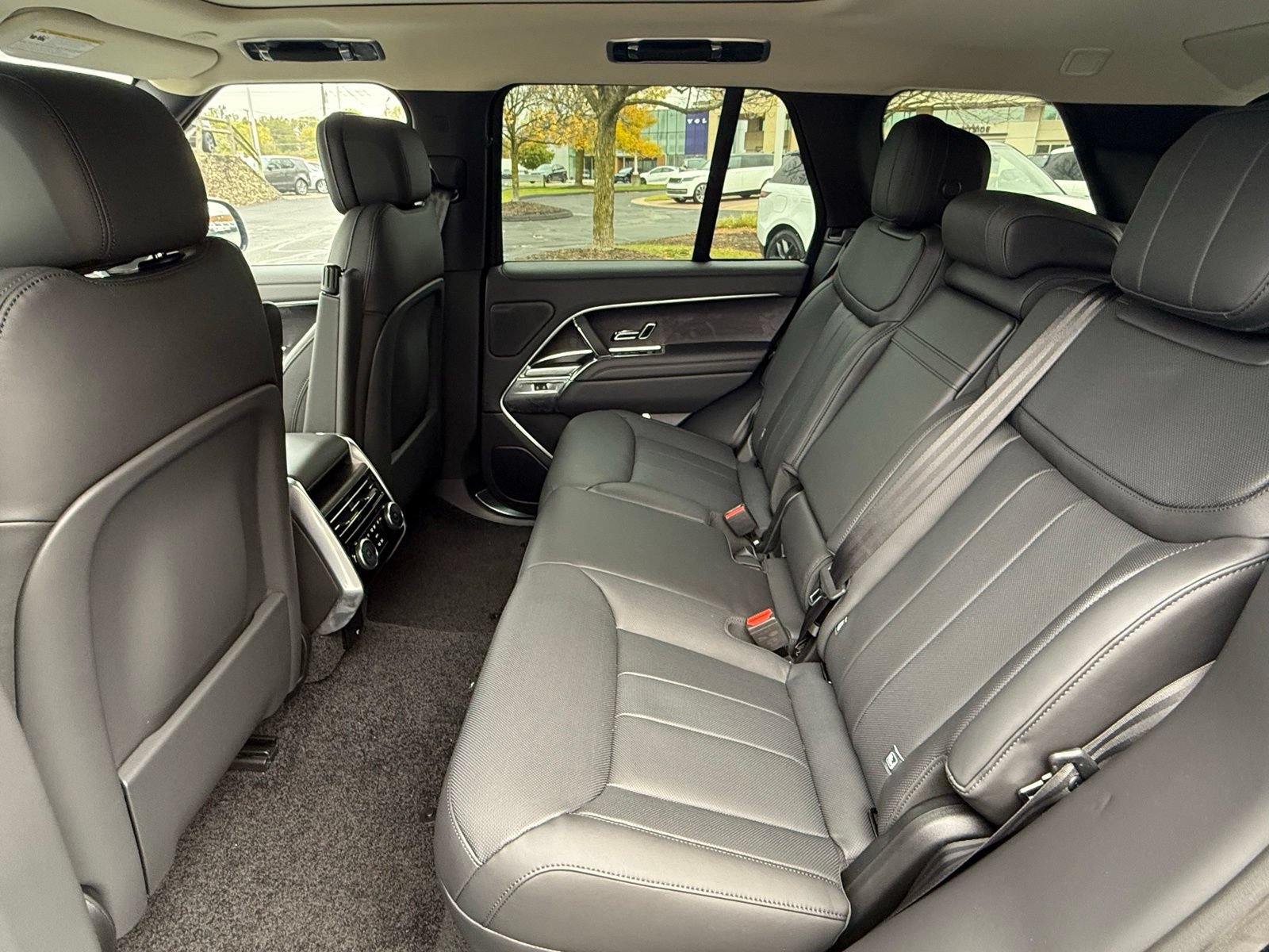 New 2025 Land Rover Range Rover SE AWD/4WD image 17