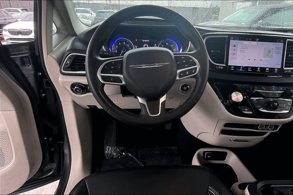 Used 2023 Chrysler Pacifica Touring-L FWD image 8
