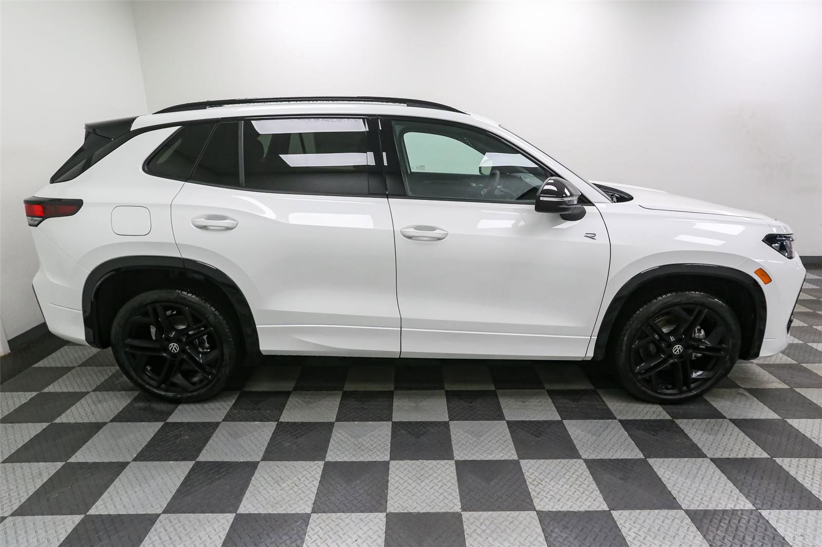 New 2026 Volkswagen Tiguan SE R-Line AWD/4WD image 8
