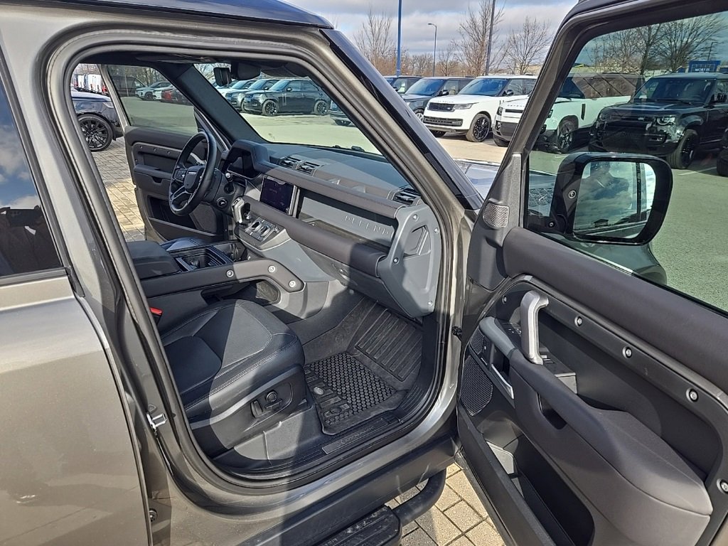 Used 2024 Land Rover Defender 110 X-Dynamic SE image 21