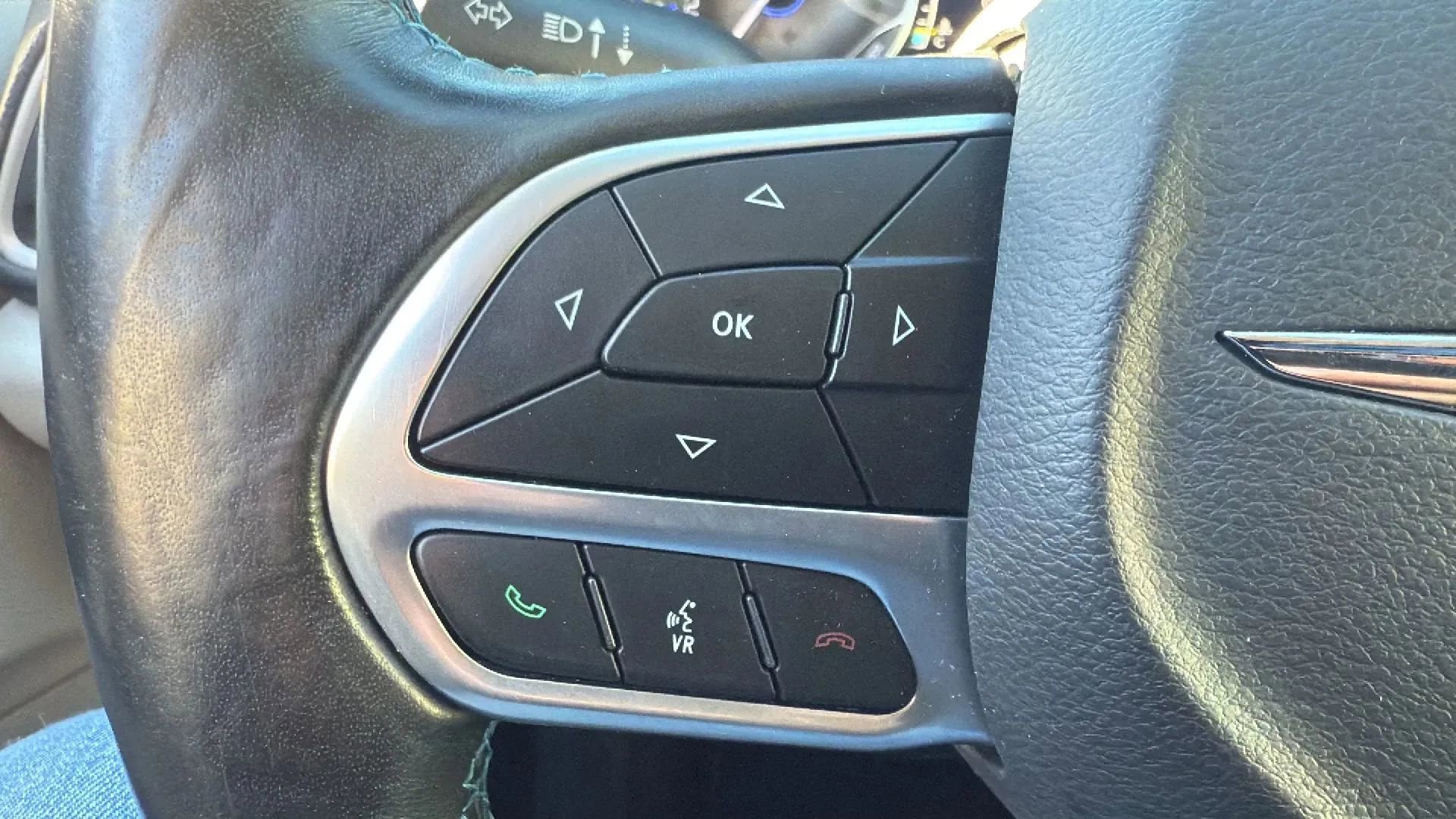 Used 2021 Chrysler Pacifica Touring-L image 12