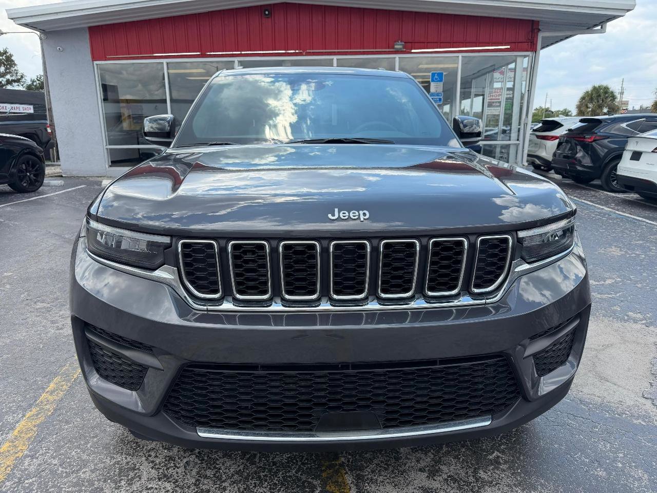 Used 2025 Jeep Grand Cherokee Laredo X image 2