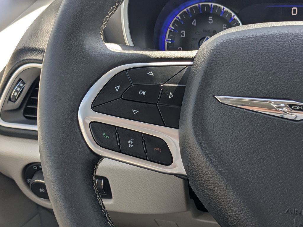 Used 2024 Chrysler Pacifica Touring-L image 24
