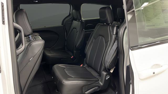 New 2026 Chrysler Pacifica Select image 32