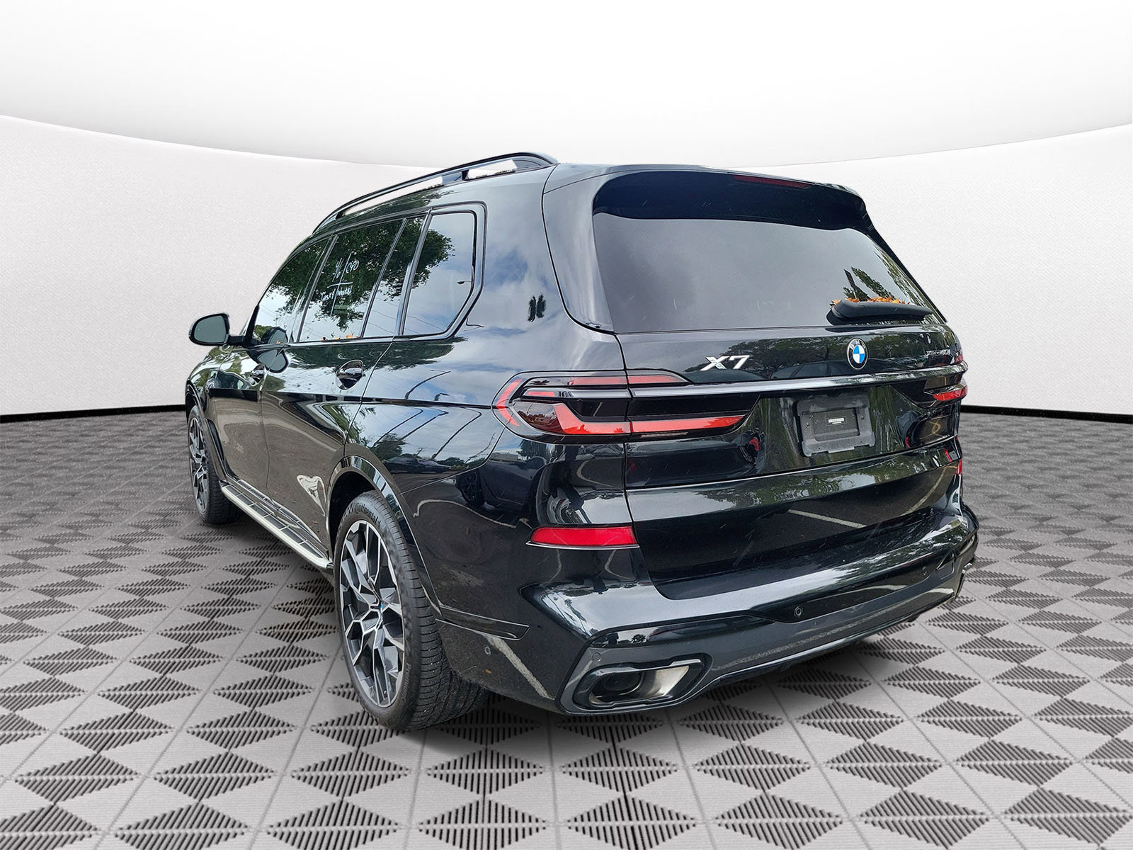 Used 2024 BMW X7 xDrive40i w/ Executive Package image 3