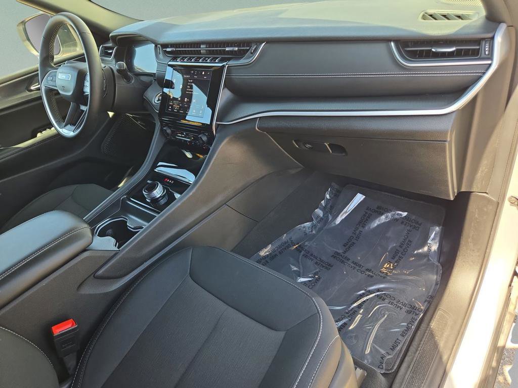 Certified 2024 Jeep Grand Cherokee L Laredo image 29