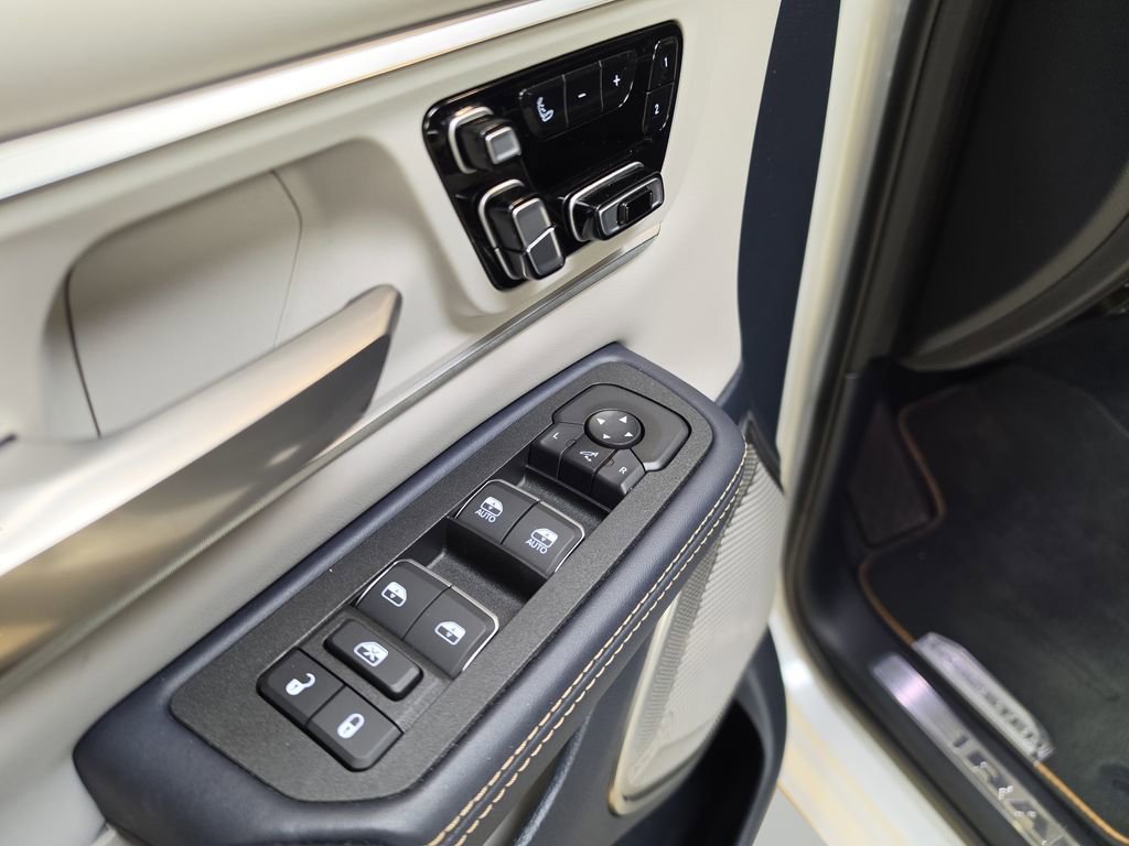 Used 2025 RAM 1500 Tungsten AWD/4WD image 15