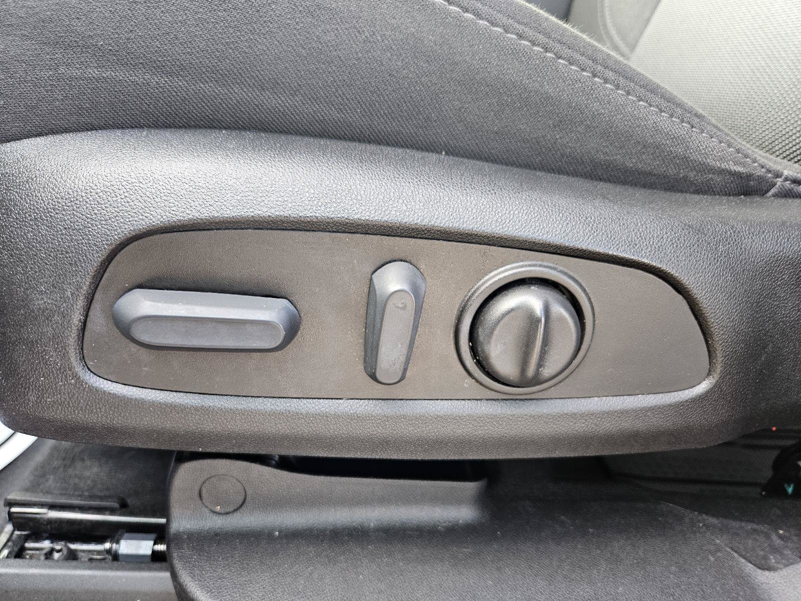 Used 2023 Chevrolet Traverse LT FWD image 3