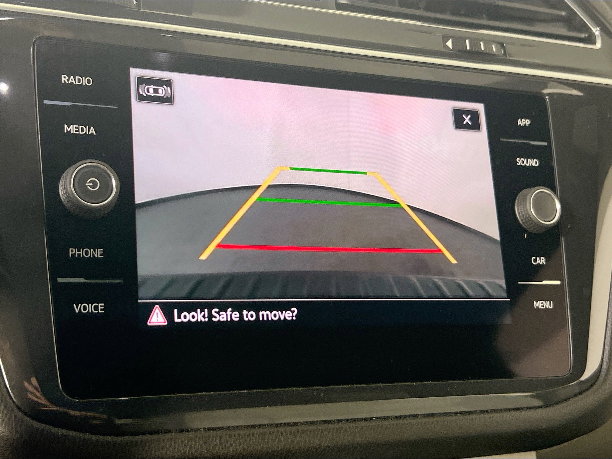 Used 2022 Volkswagen Tiguan SE R-Line image 13