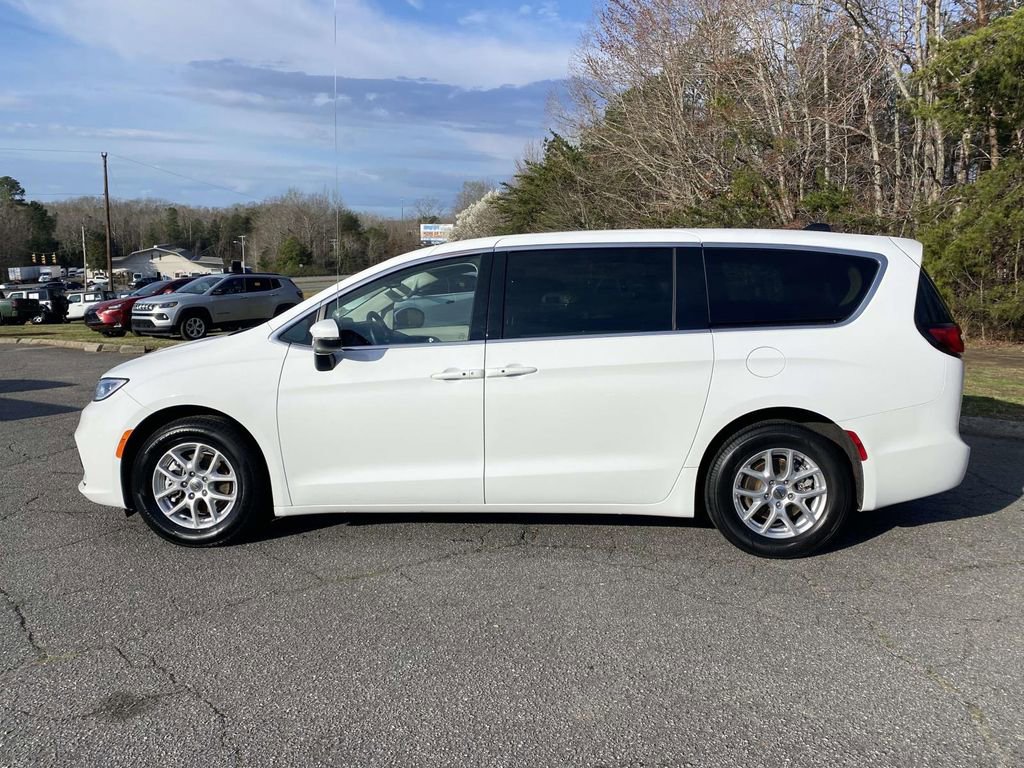 Used 2023 Chrysler Pacifica Touring-L video 2
