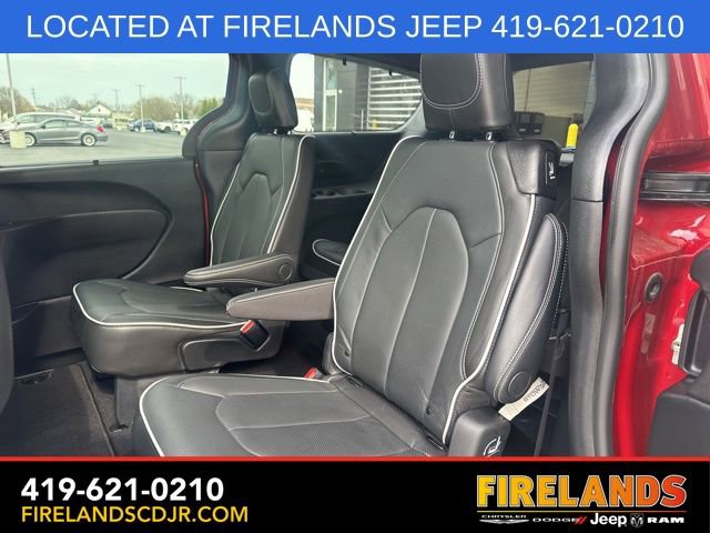 Used 2024 Chrysler Pacifica Limited w/ S Appearance Package FWD image 5