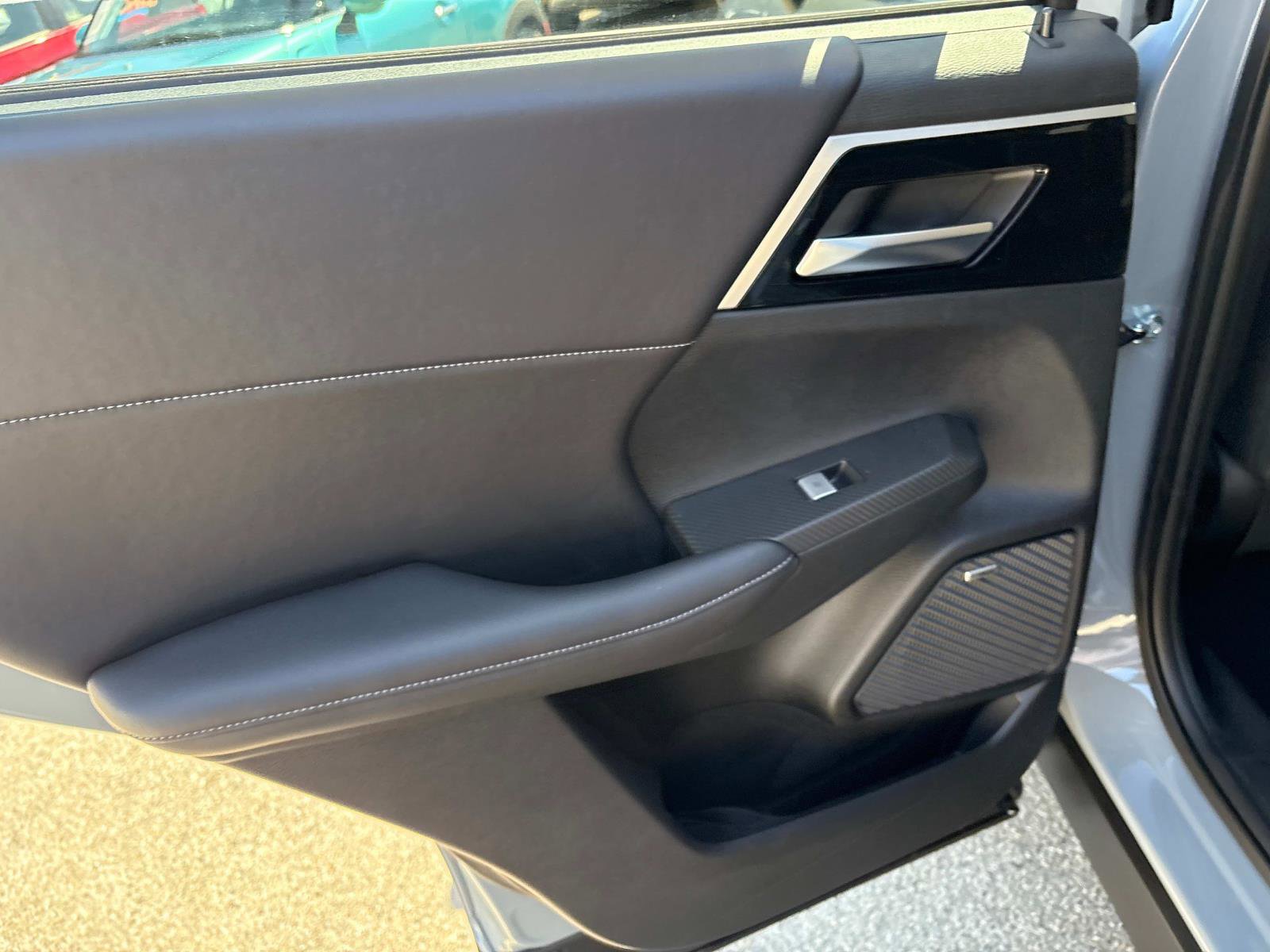 New 2025 Mitsubishi Outlander SE image 11