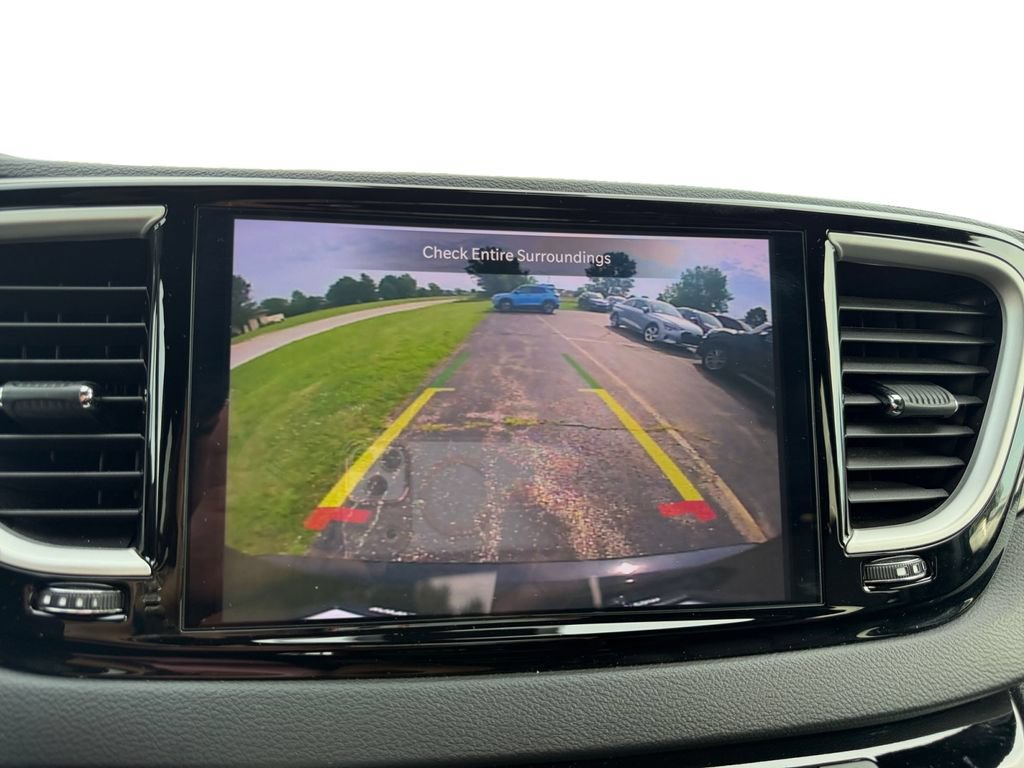 Used 2025 Chrysler Pacifica Select FWD image 17
