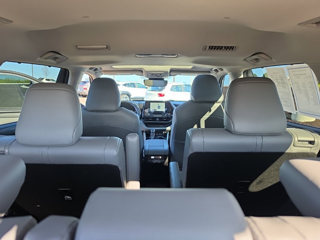 Used 2025 Toyota Highlander XLE AWD/4WD image 25