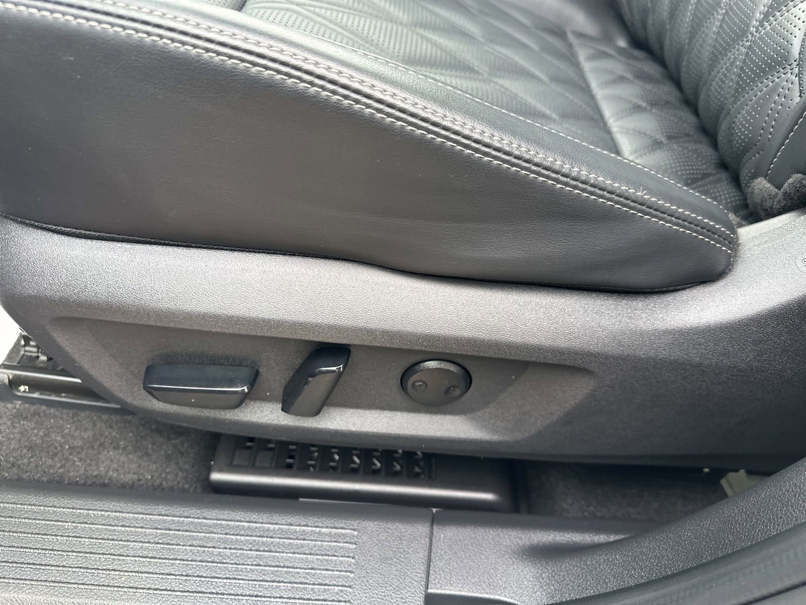 Used 2024 Nissan Rogue Platinum image 12