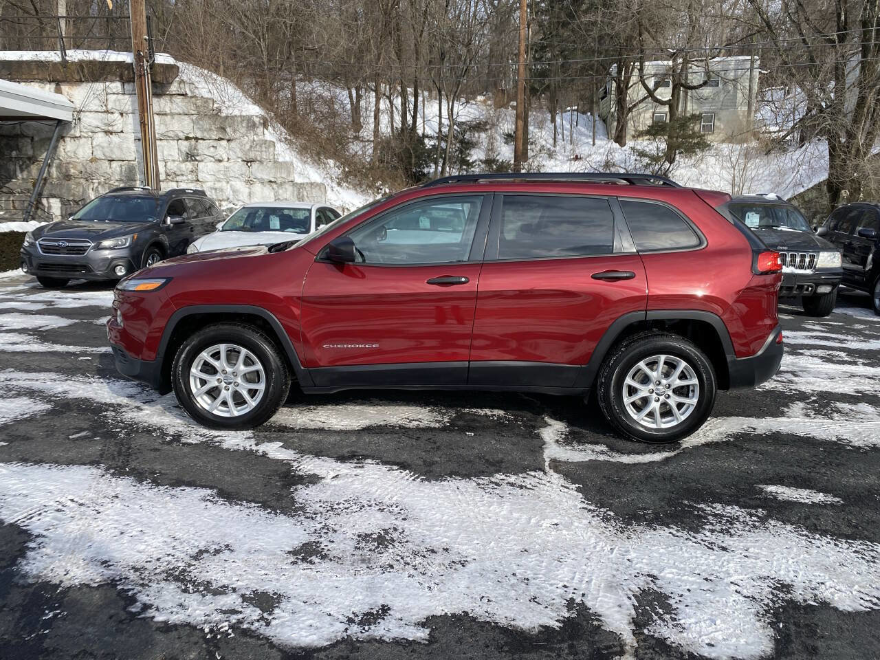 Used 2016 Jeep Cherokee Sport image 2