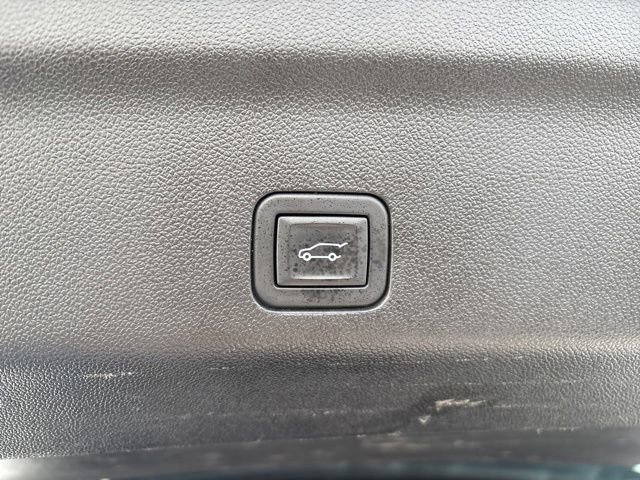 Used 2023 Chevrolet Suburban Premier image 25