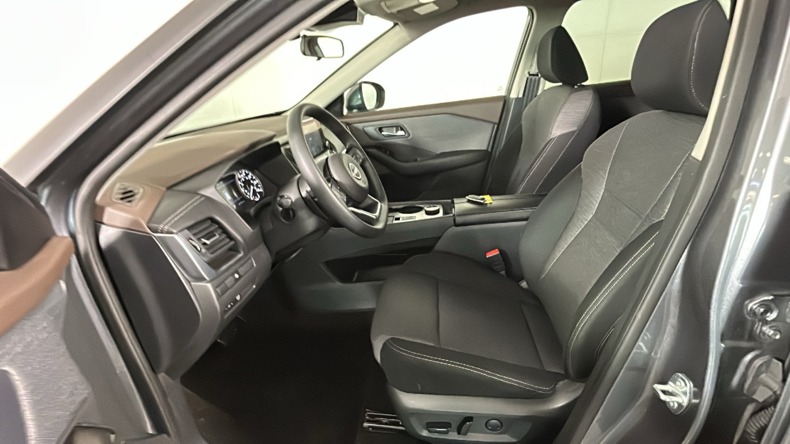 Used 2023 Nissan Rogue SV AWD/4WD image 14