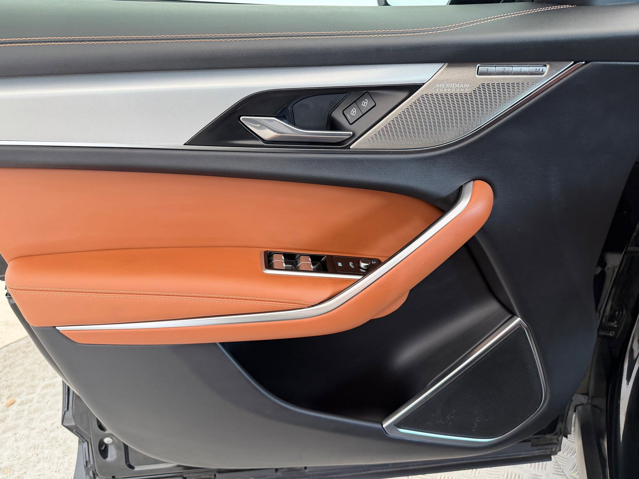 Used 2024 Jaguar F-PACE R-Dynamic S image 12