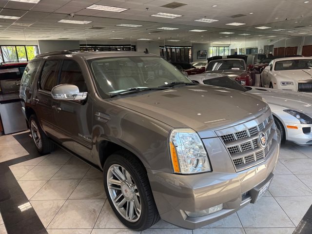 Used 2013 Cadillac Escalade Premium RWD image 3