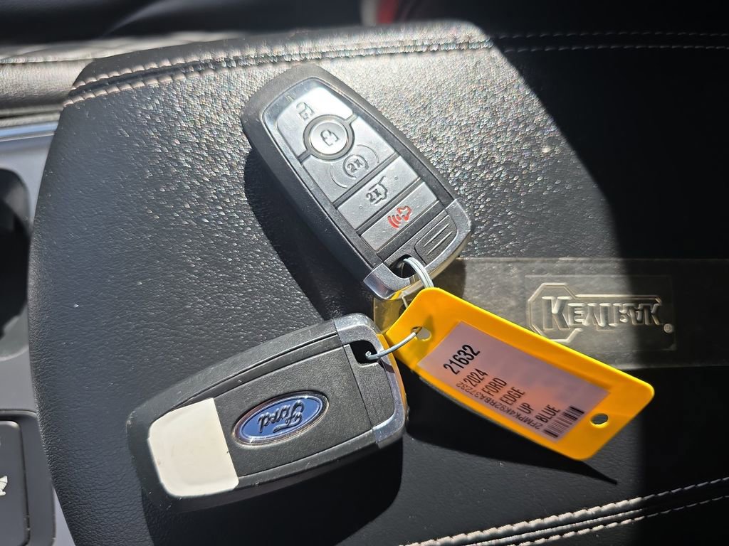 Used 2024 Ford Edge Titanium image 29