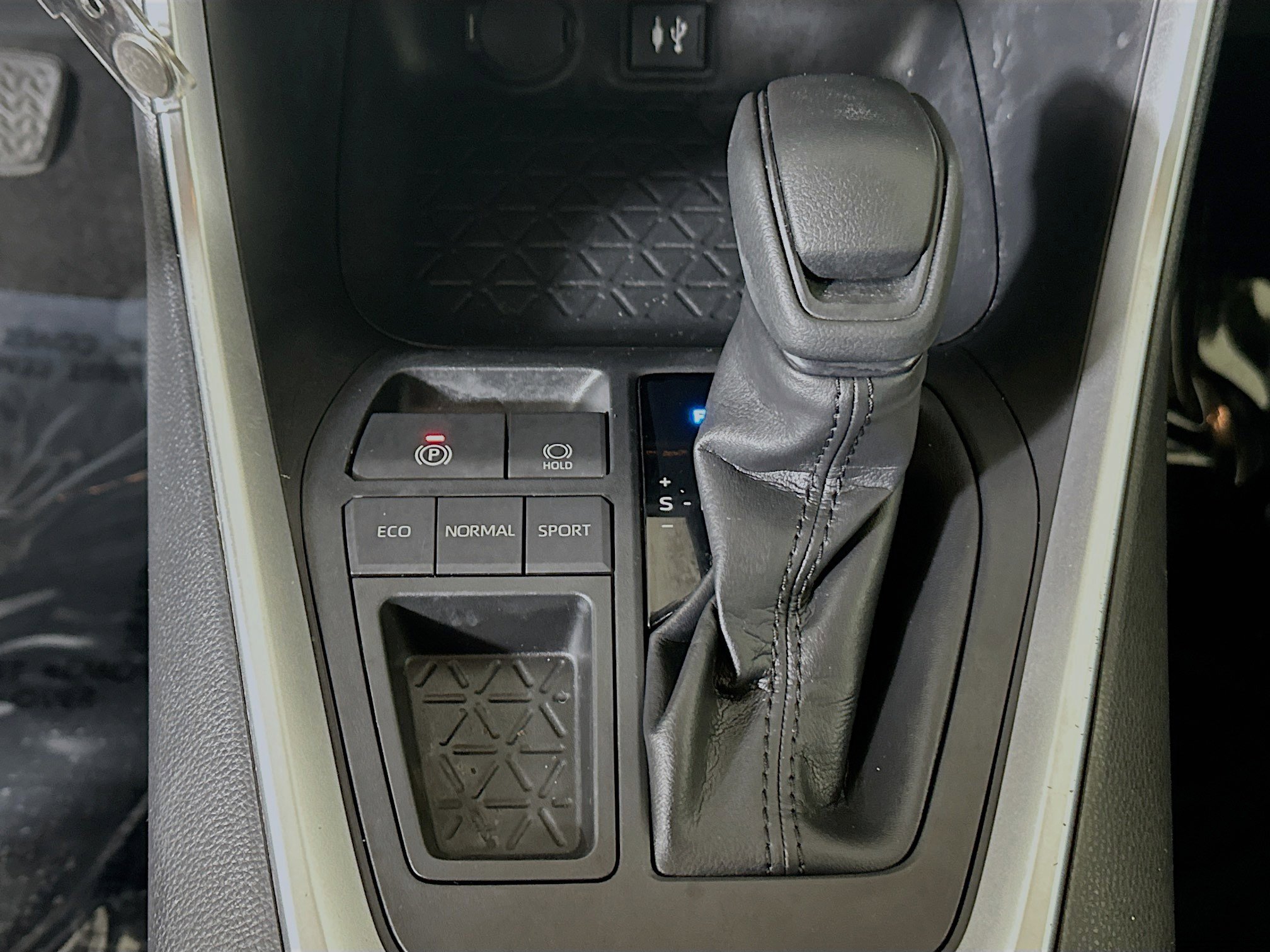 Used 2019 Toyota RAV4 LE FWD image 20