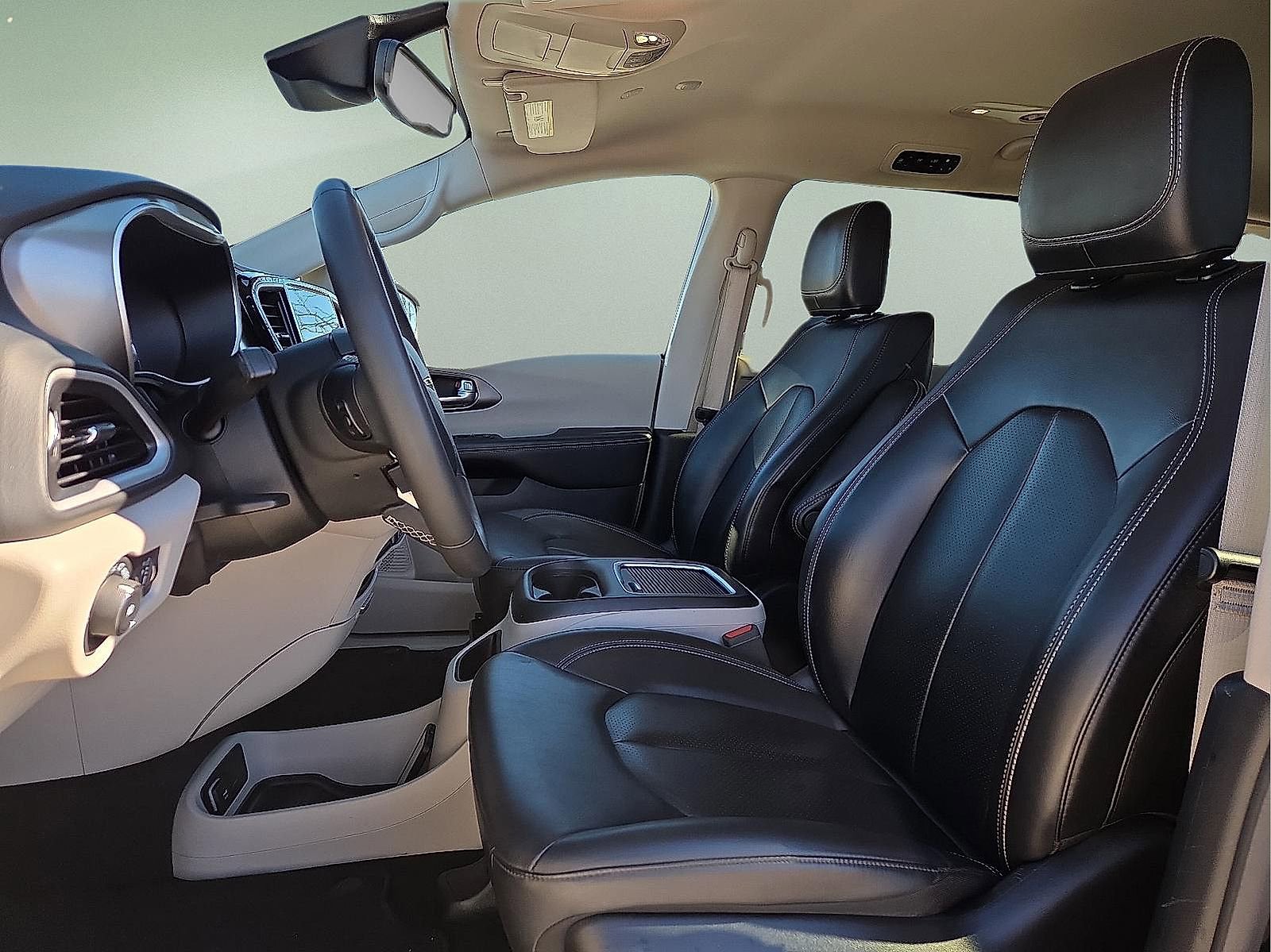 Used 2023 Chrysler Pacifica Touring-L image 15