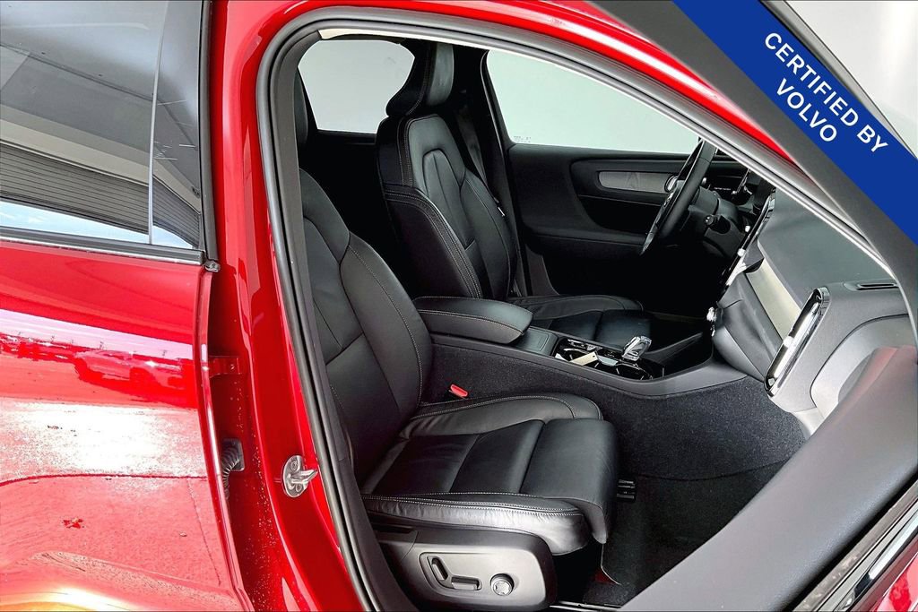Certified 2023 Volvo XC40 B5 Ultimate w/ Protection Package Premier image 11