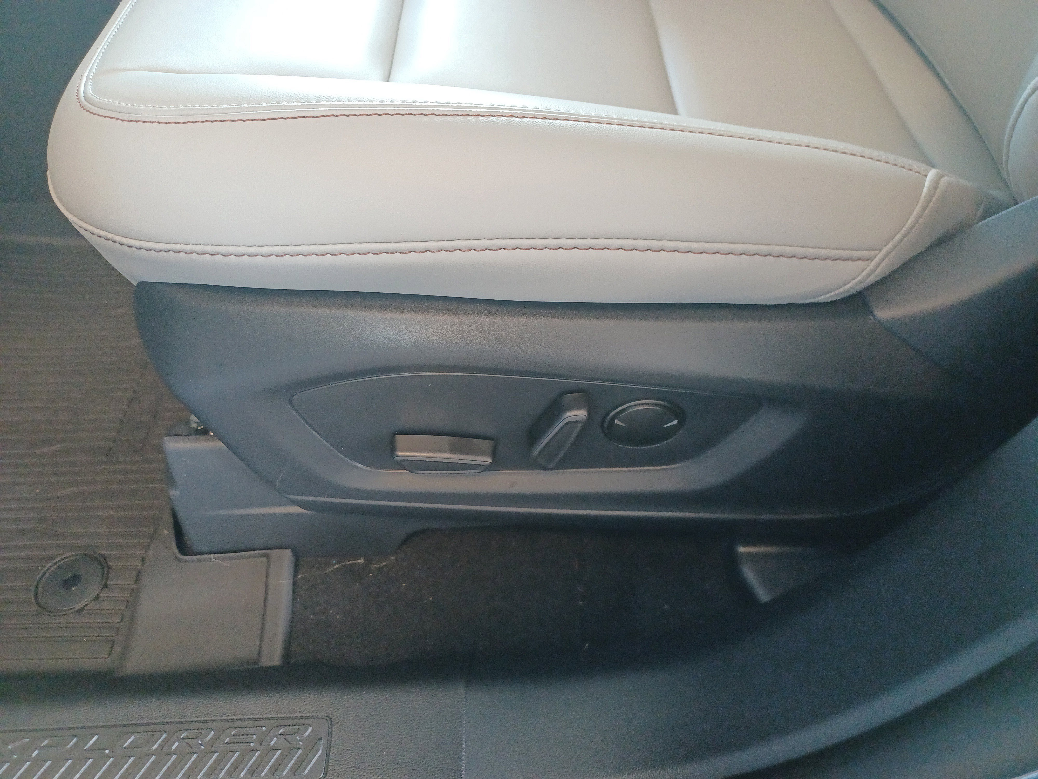 New 2025 Ford Explorer Active w/ Active Comfort Package image 13