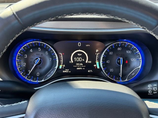 Used 2023 Chrysler Pacifica Touring-L image 15