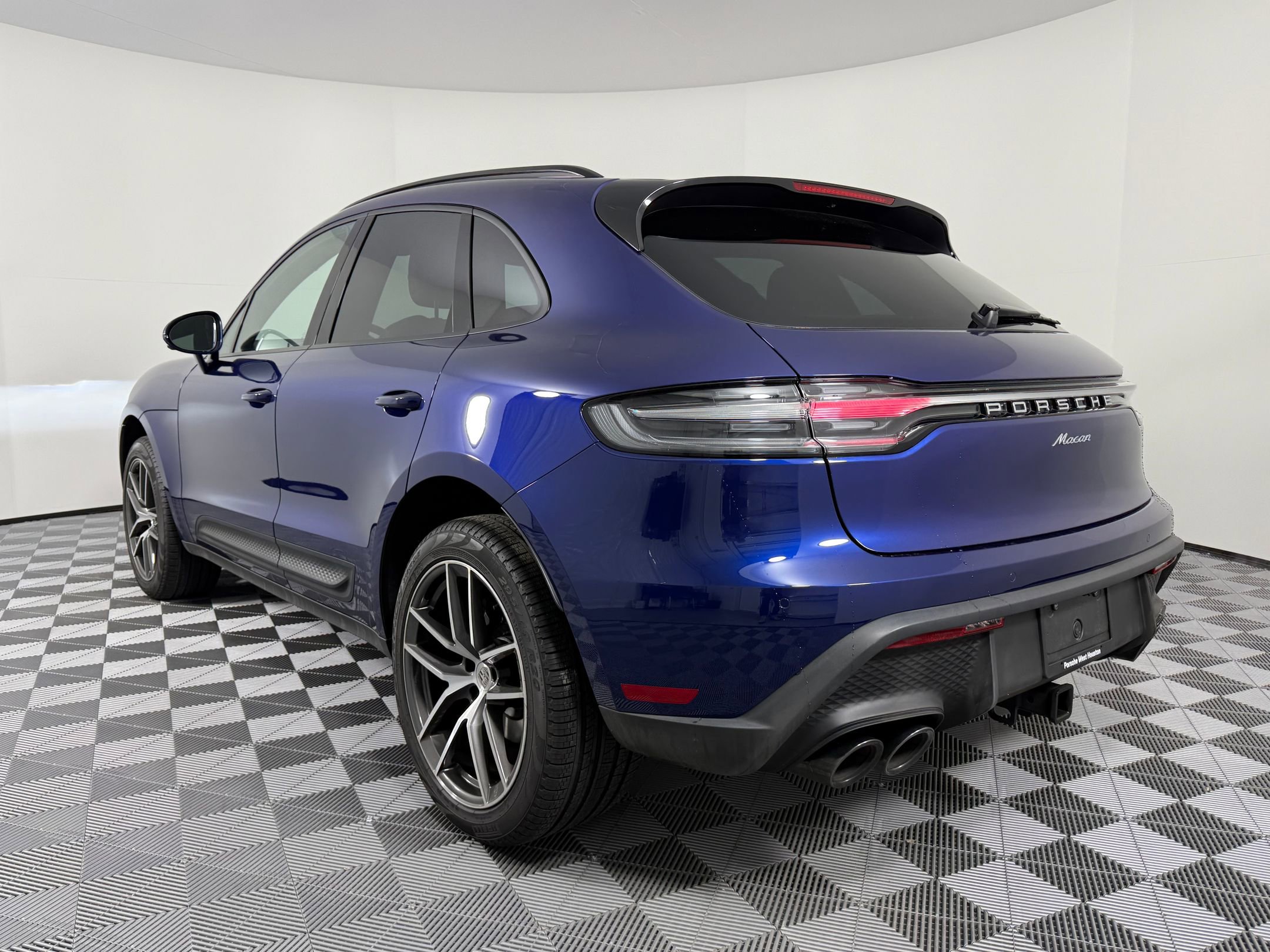Certified 2025 Porsche Macan AWD/4WD image 3
