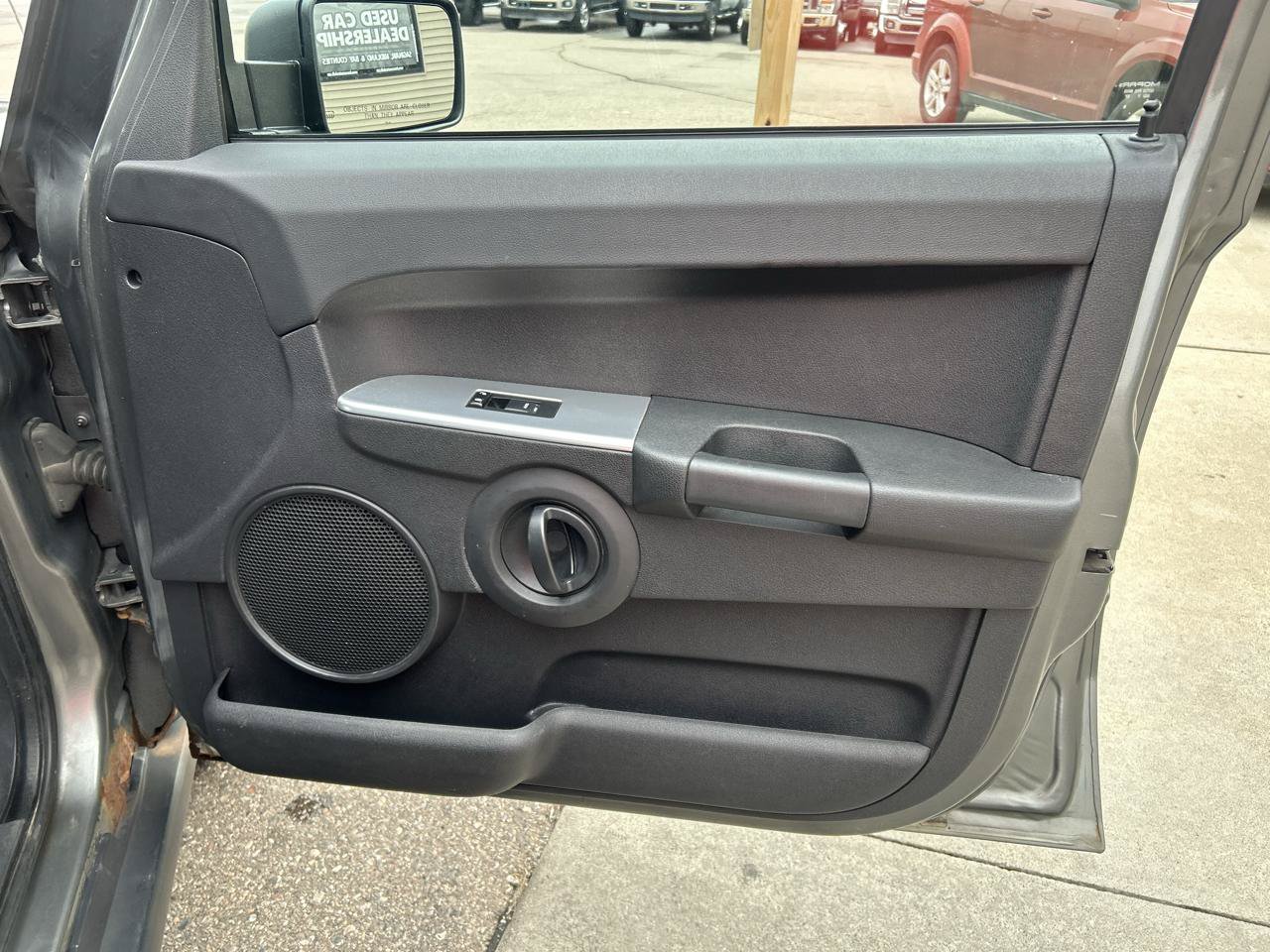 Used 2008 Jeep Commander Sport AWD/4WD image 17