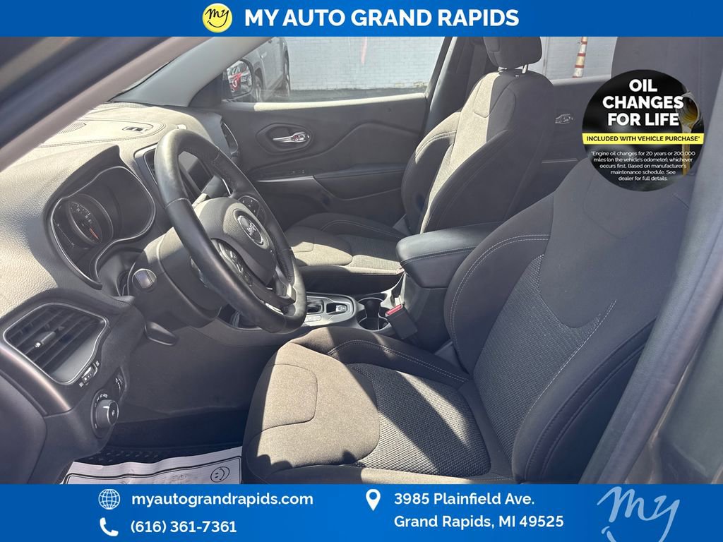 Used 2019 Jeep Cherokee Latitude w/ Cold Weather Group AWD/4WD image 9