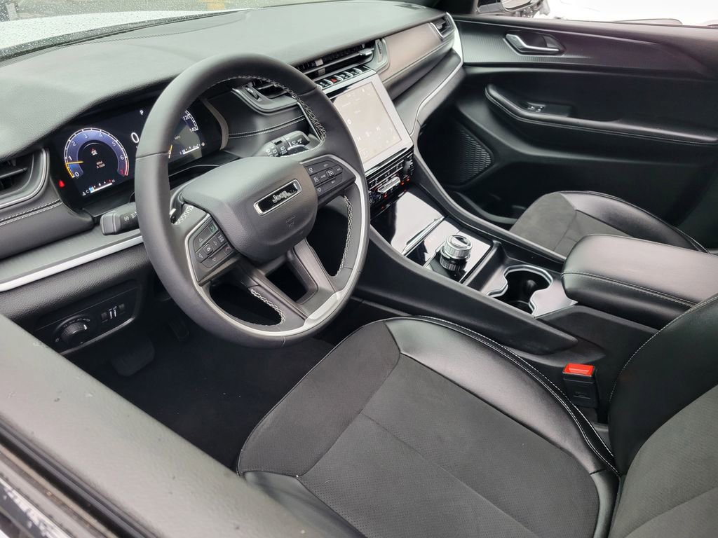 Used 2024 Jeep Grand Cherokee L Altitude RWD image 3