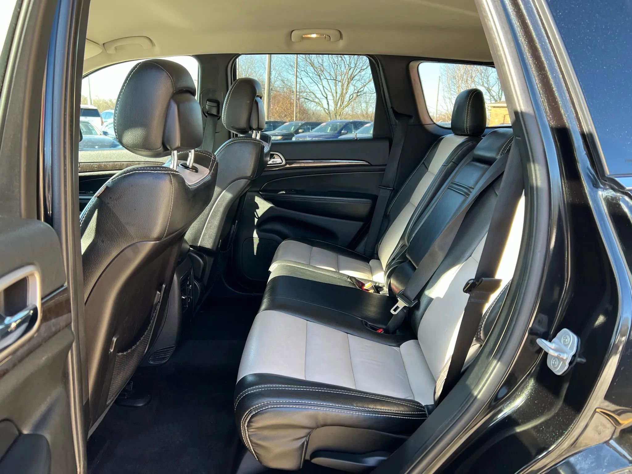 Used 2012 Jeep Grand Cherokee Laredo w/ Laredo E Group image 27